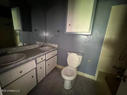 Bath - 2064 Monaco St, Jackson, MS 39204 photo 2 of 2