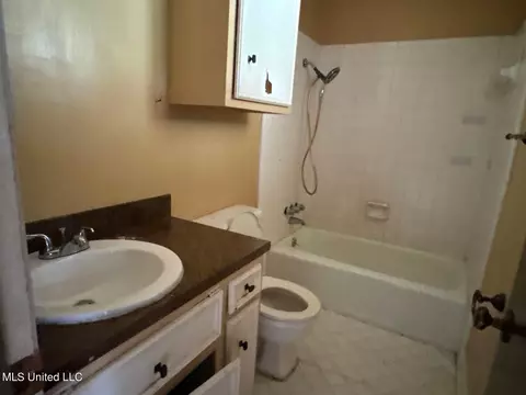 Bath - 2064 Monaco St, Jackson, MS 39204 photo 1 of 2