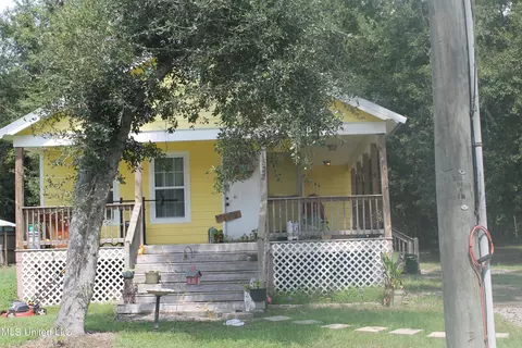 522 Meadow Ln, Waveland, MS 39576