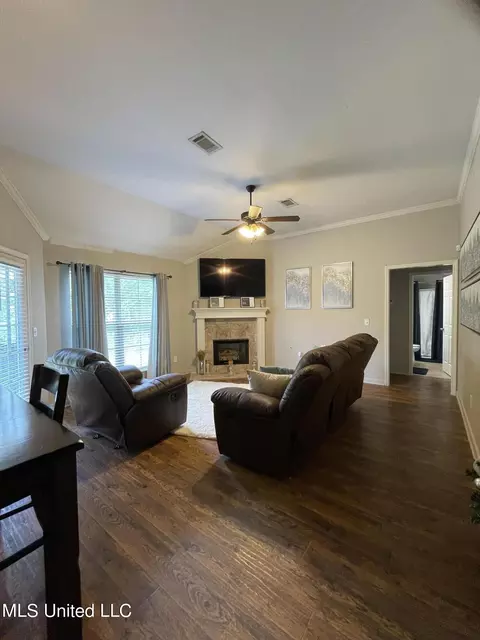Living - 160 Dakota St, Byram, MS 39272 photo 1 of 2