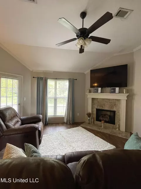 Living - 160 Dakota St, Byram, MS 39272 photo 2 of 2