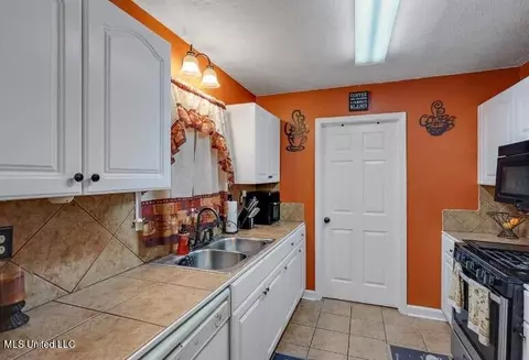 Kitchen - 3 Watersview Cv, Jackson, MS 39212 photo 1 of 2