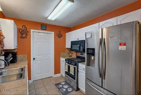 Kitchen - 3 Watersview Cv, Jackson, MS 39212 photo 2 of 2