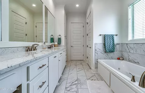 Bath - 201 Baleigh Dr, Canton, MS 39046 photo 5 of 9
