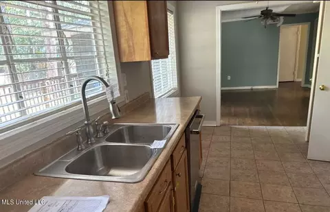 1002 Parkwood Pl, Jackson, MS 39206 photo 3