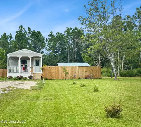 7222 Woolmarket Rd, Biloxi, MS 39532