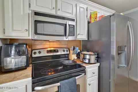 Kitchen - 156 Cedar Spring Cir, Pearl, MS 39208 photo 3 of 3
