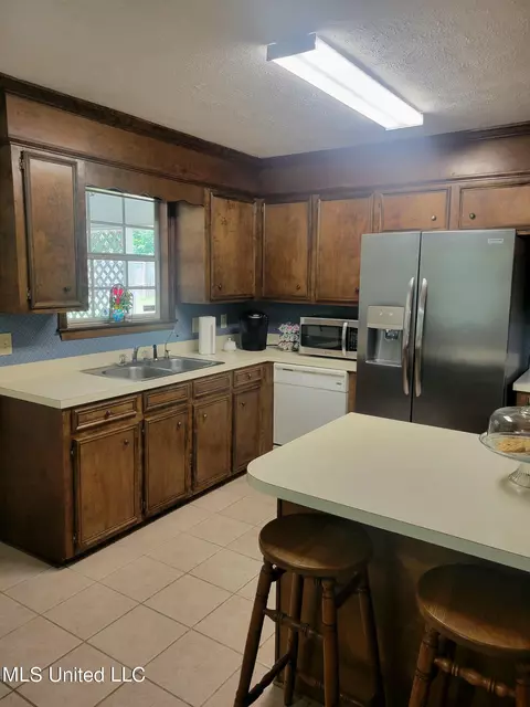 Kitchen - 401 Hawthorne Dr, Madison, MS 39110 photo 3 of 3