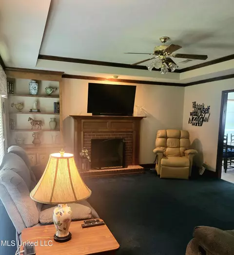 Living - 401 Hawthorne Dr, Madison, MS 39110 photo 2 of 3
