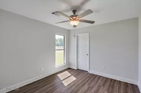 Bedroom - 212 Jasmine Cove Cir, Brandon, MS 39042 photo 2 of 4