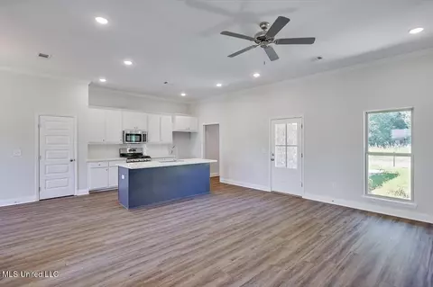 Living - 212 Jasmine Cove Cir, Brandon, MS 39042 photo 2 of 2