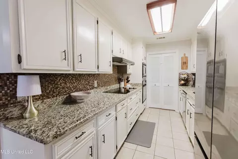 Kitchen - 119 Long Meadow Rd, Brandon, MS 39042 photo 2 of 2