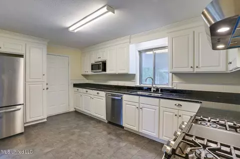 1431 Sheffield Dr, Jackson, MS 39211 photo 9