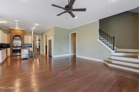 Living - 1817 Danas Cv, Hernando, MS 38632 photo 2 of 3