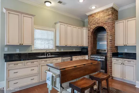 Kitchen - 1817 Danas Cv, Hernando, MS 38632 photo 2 of 2
