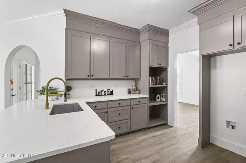 Kitchen - 560 Bay Pointe Cir, Brandon, MS 39047 photo 3 of 7