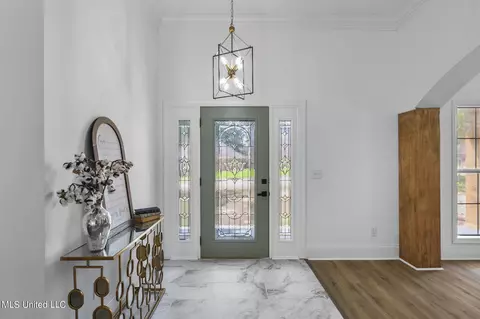 Entry Way - 560 Bay Pointe Cir, Brandon, MS 39047 photo 1 of 13