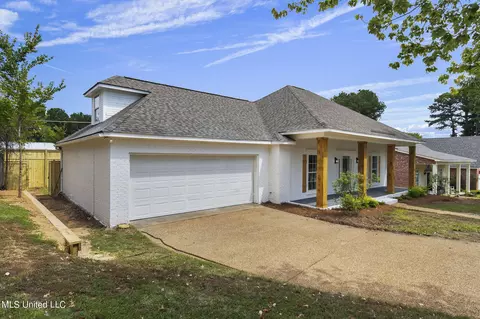 Exterior - 560 Bay Pointe Cir, Brandon, MS 39047 photo 12 of 26