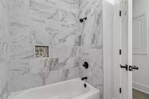 Bath - 560 Bay Pointe Cir, Brandon, MS 39047 photo 12 of 14