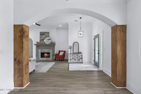 Entry Way - 560 Bay Pointe Cir, Brandon, MS 39047 photo 5 of 13