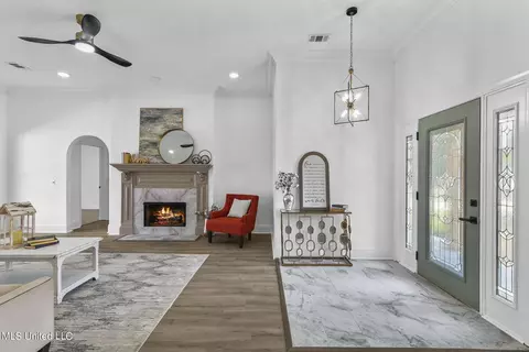 Entry Way - 560 Bay Pointe Cir, Brandon, MS 39047 photo 2 of 13