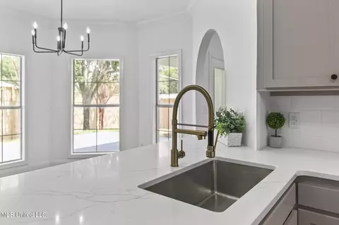 Kitchen - 560 Bay Pointe Cir, Brandon, MS 39047 photo 7 of 7