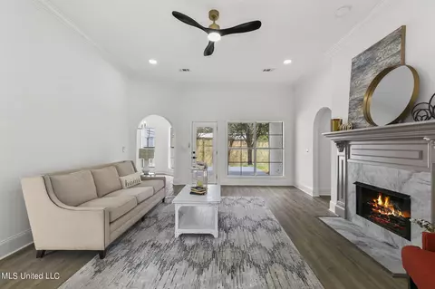 Living - 560 Bay Pointe Cir, Brandon, MS 39047 photo 2 of 4