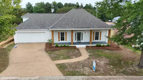 Exterior - 560 Bay Pointe Cir, Brandon, MS 39047 photo 6 of 26