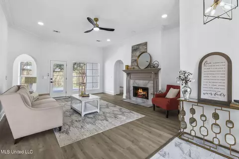 Living - 560 Bay Pointe Cir, Brandon, MS 39047 photo 1 of 4