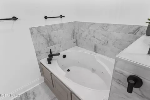 Bath - 560 Bay Pointe Cir, Brandon, MS 39047 photo 8 of 14