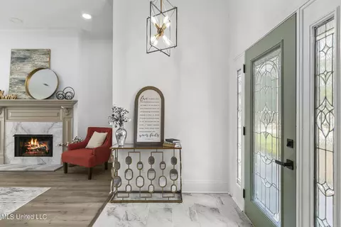 Entry Way - 560 Bay Pointe Cir, Brandon, MS 39047 photo 3 of 13