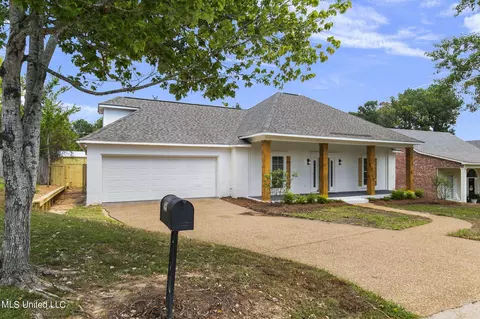 Exterior - 560 Bay Pointe Cir, Brandon, MS 39047 photo 10 of 26