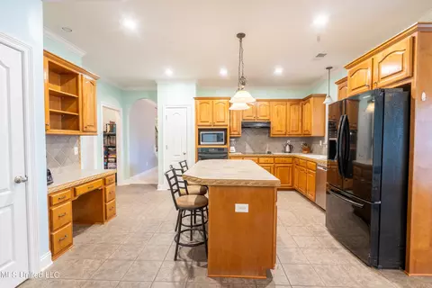 Kitchen - 890 Lindsey Cv, Hernando, MS 38632 photo 2 of 3