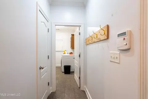 Entry Way - 890 Lindsey Cv, Hernando, MS 38632 photo 5 of 8