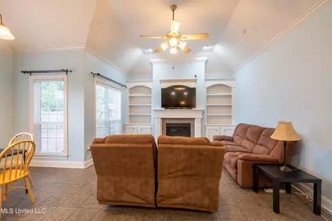 Living - 890 Lindsey Cv, Hernando, MS 38632 photo 3 of 3
