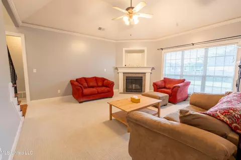 Living - 890 Lindsey Cv, Hernando, MS 38632 photo 2 of 3
