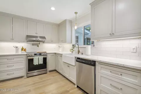 Kitchen - 2016 Douglass Dr, Jackson, MS 39211 photo 2 of 4