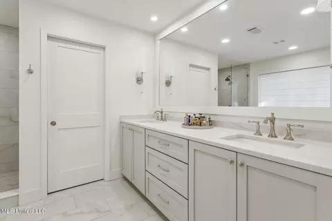 Bath - 2016 Douglass Dr, Jackson, MS 39211 photo 4 of 7