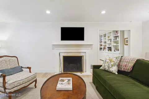 Living - 2016 Douglass Dr, Jackson, MS 39211 photo 4 of 5