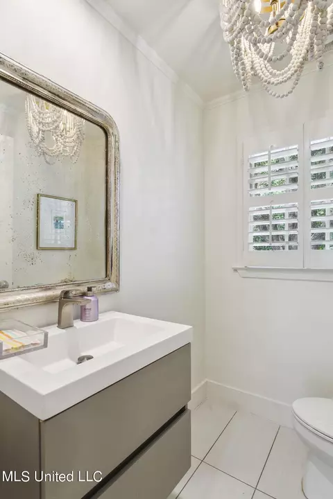 Bath - 2016 Douglass Dr, Jackson, MS 39211 photo 1 of 7