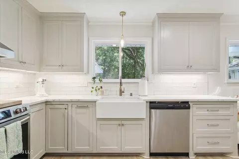 Kitchen - 2016 Douglass Dr, Jackson, MS 39211 photo 3 of 4