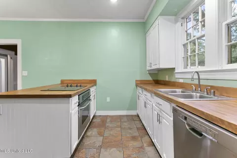 Kitchen - 3056 Oxford Ave, Jackson, MS 39216 photo 6 of 6