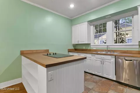 Kitchen - 3056 Oxford Ave, Jackson, MS 39216 photo 3 of 6