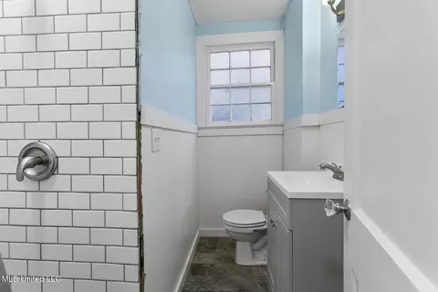 Bath - 3056 Oxford Ave, Jackson, MS 39216 photo 2 of 3