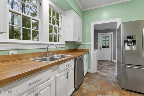 Kitchen - 3056 Oxford Ave, Jackson, MS 39216 photo 5 of 6