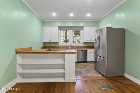 Kitchen - 3056 Oxford Ave, Jackson, MS 39216 photo 2 of 6