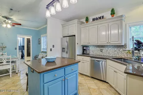 Kitchen - 102 Savoy Park, Madison, MS 39110 photo 3 of 4