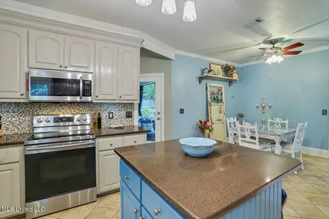 Kitchen - 102 Savoy Park, Madison, MS 39110 photo 2 of 4