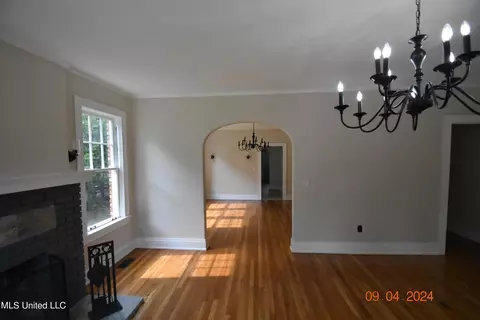 Living - 117 E Adams Ave, Greenwood, MS 38930 photo 3 of 9