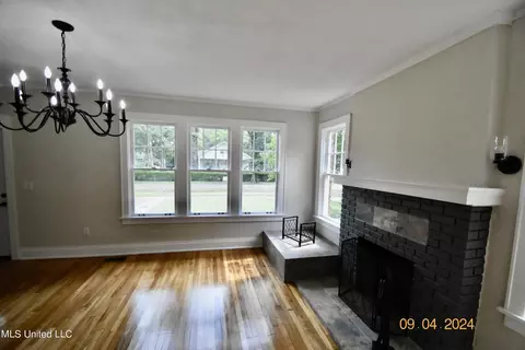 Living - 117 E Adams Ave, Greenwood, MS 38930 photo 4 of 9